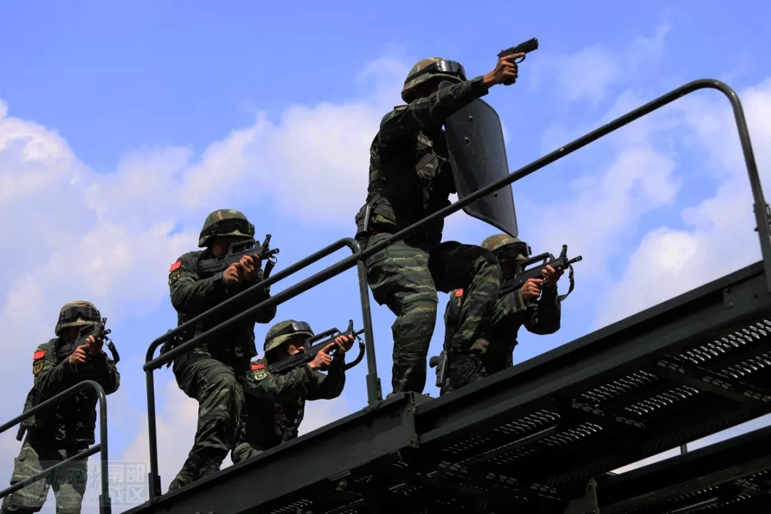 决心采取制高点狙击,利用攀登突击车突入和楼道突击兵分三路进行处置