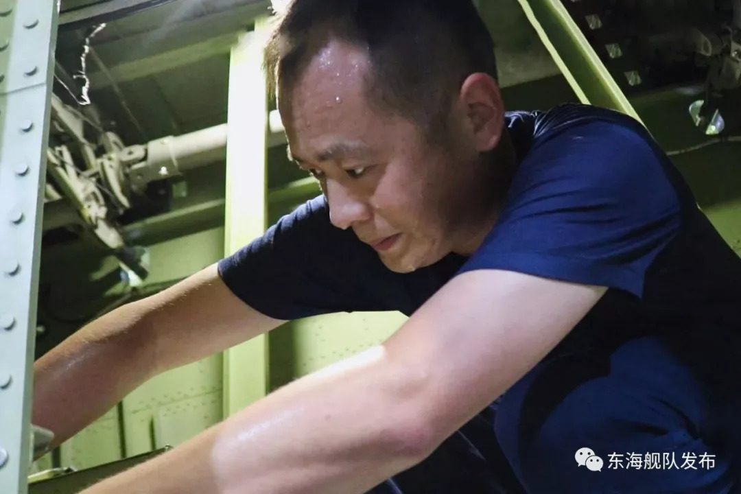 原来,他们就是放飞战鹰的幕后英雄(附"空中美男子"高清大图)|战鹰