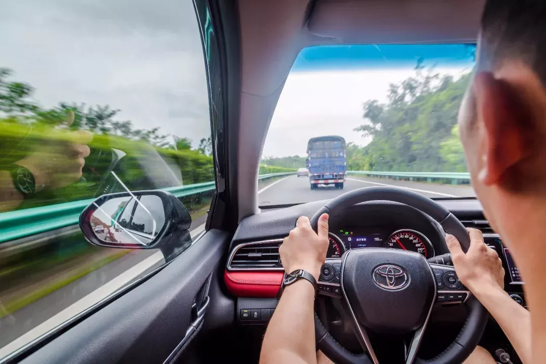 简直是别人家的公司!工作日翘班,居然开车去自贡浪.