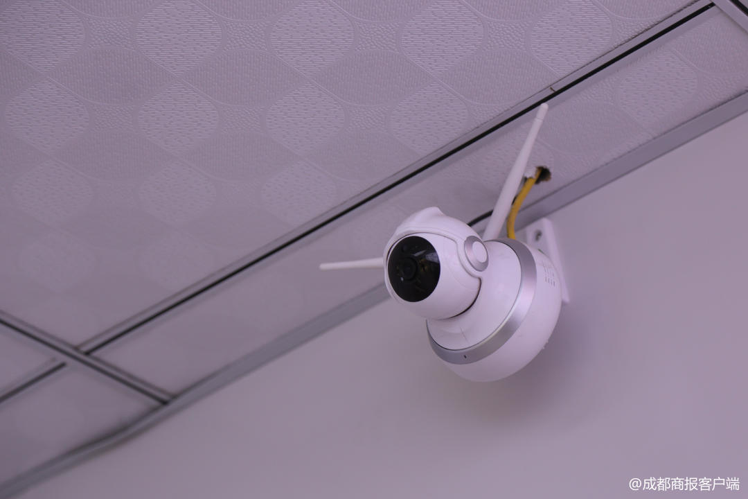 南充老伯家遭偷,儿子看监控才发现小偷来过