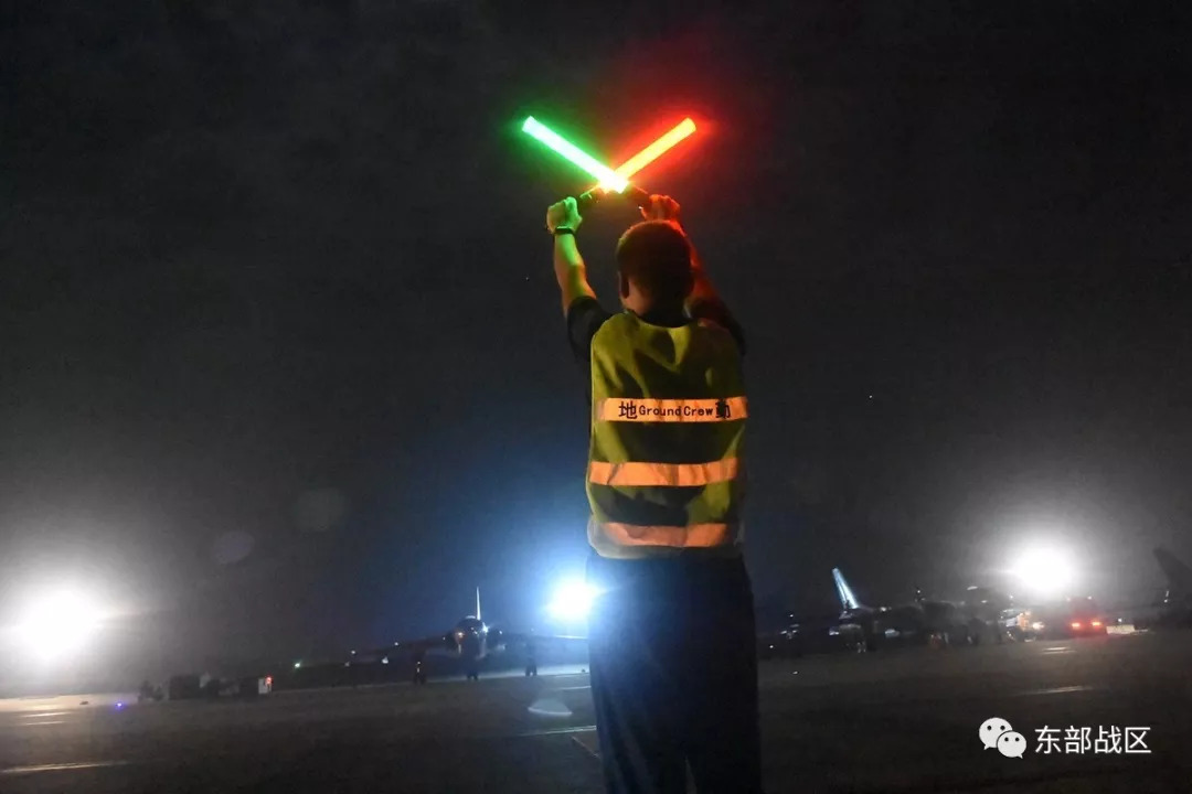 地勤官兵引导战机进入停机位