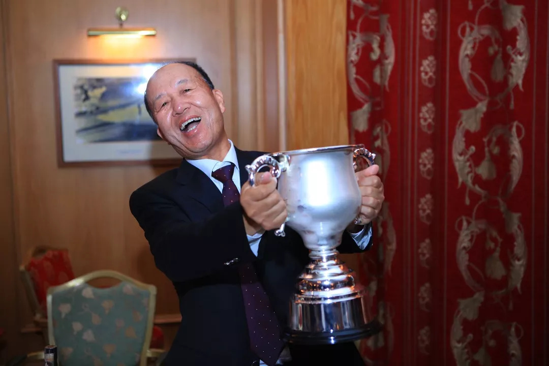 中国队队长高宗武先生代表中国队捧起了harris杯北京