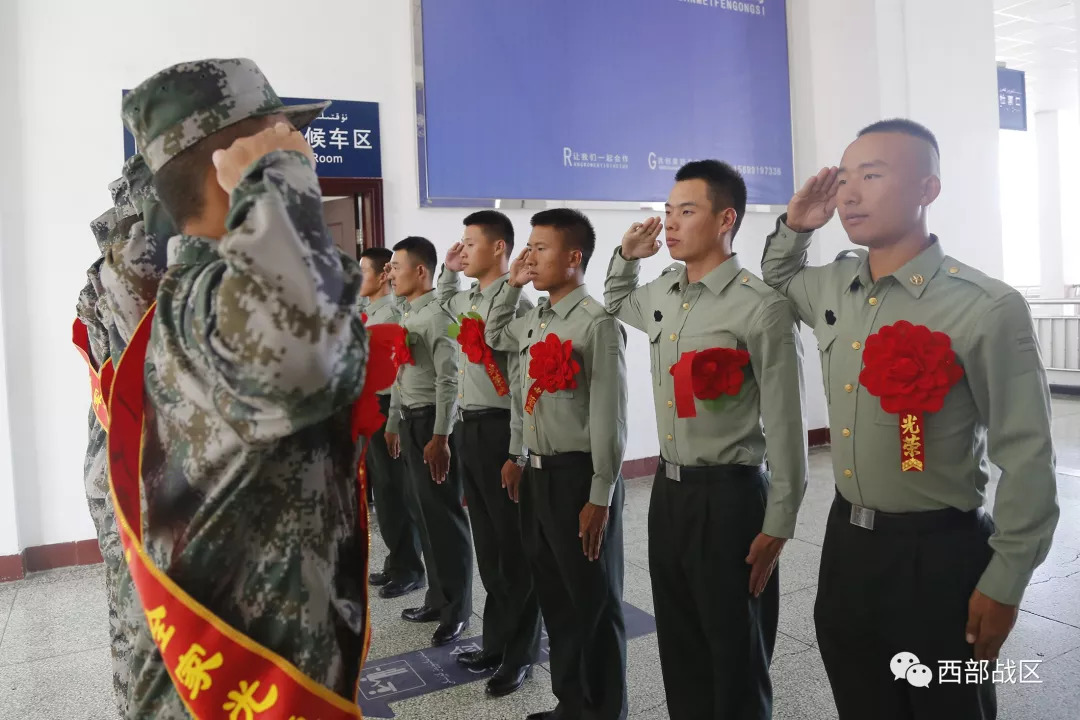 老与新的碰撞,只有温情与祝福|老兵|新兵|军礼_新浪军事_新浪网