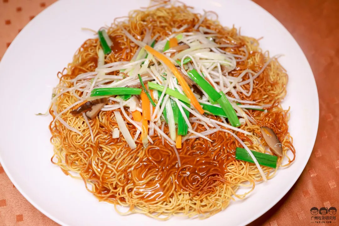 煎面外围的部分没有浇上汁,所以是超脆的,有种吃方便面的感觉,记得不