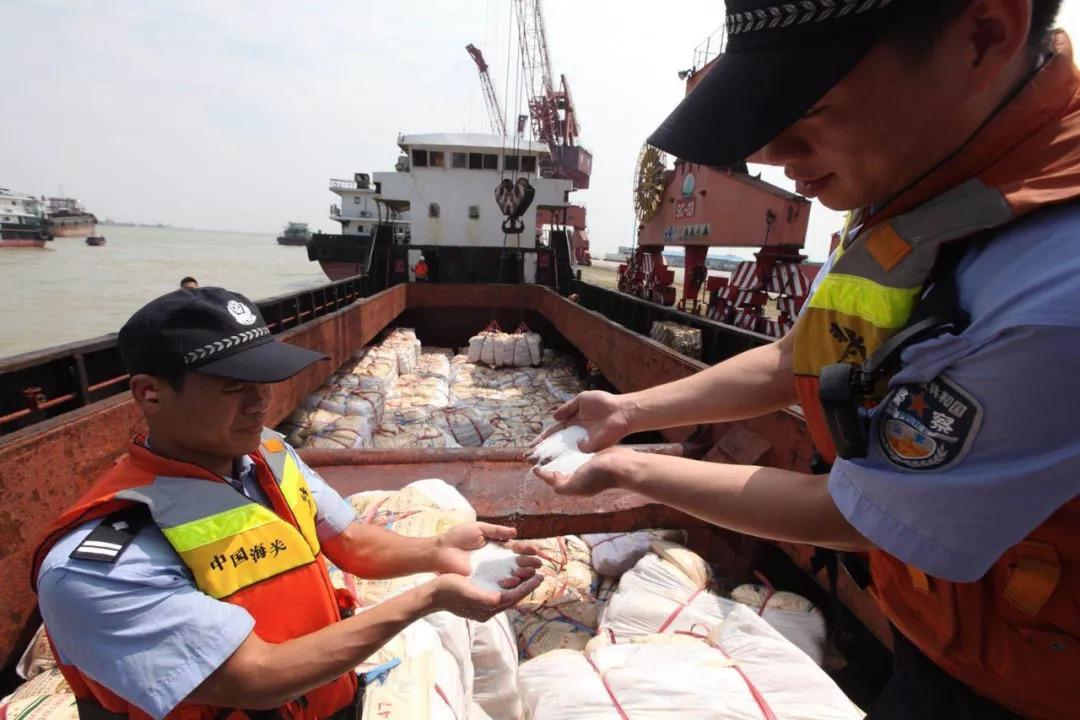 该案是广州海关今年以来在珠江口水域查获的第二宗走私白糖入境案,两