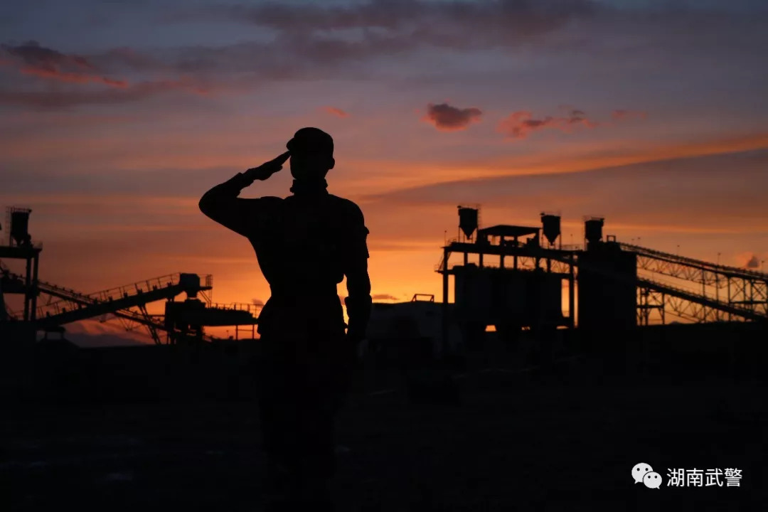 女兵初入营给青春理个短发