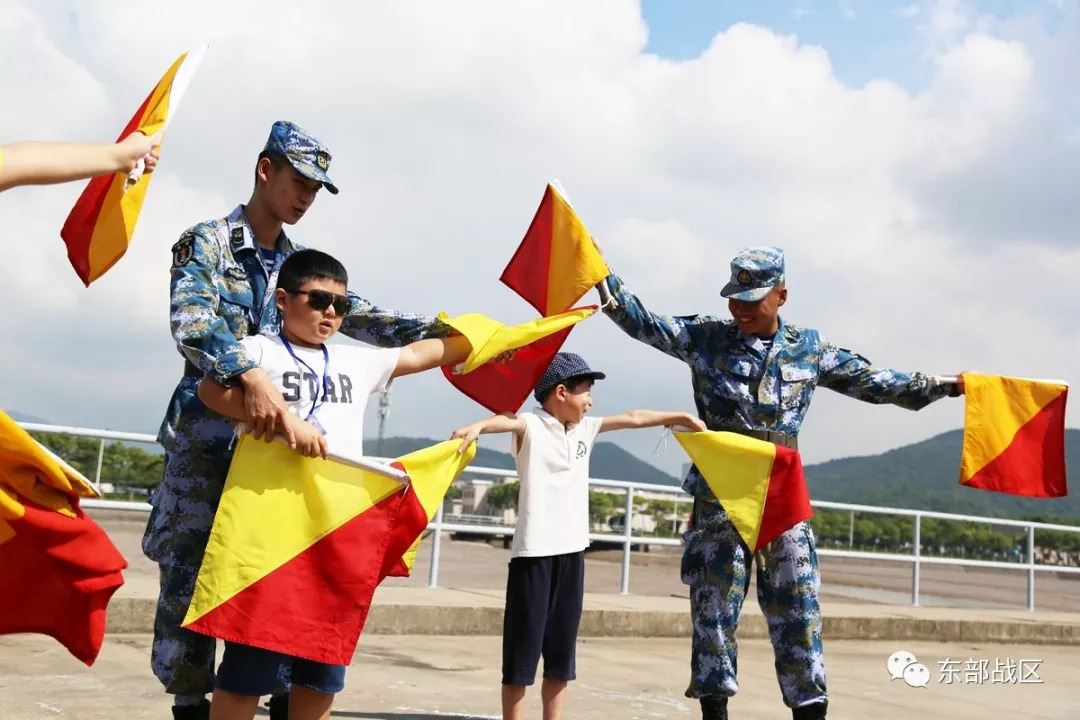 学习海军旗语学习打绳结与以往舰艇开放日活动不同的是,此次除了登舰