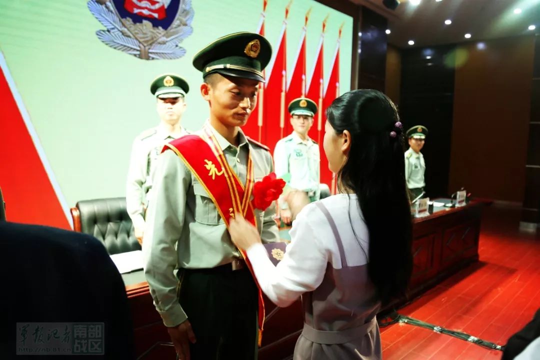 比武表彰大会上未婚妻为我佩戴军功章