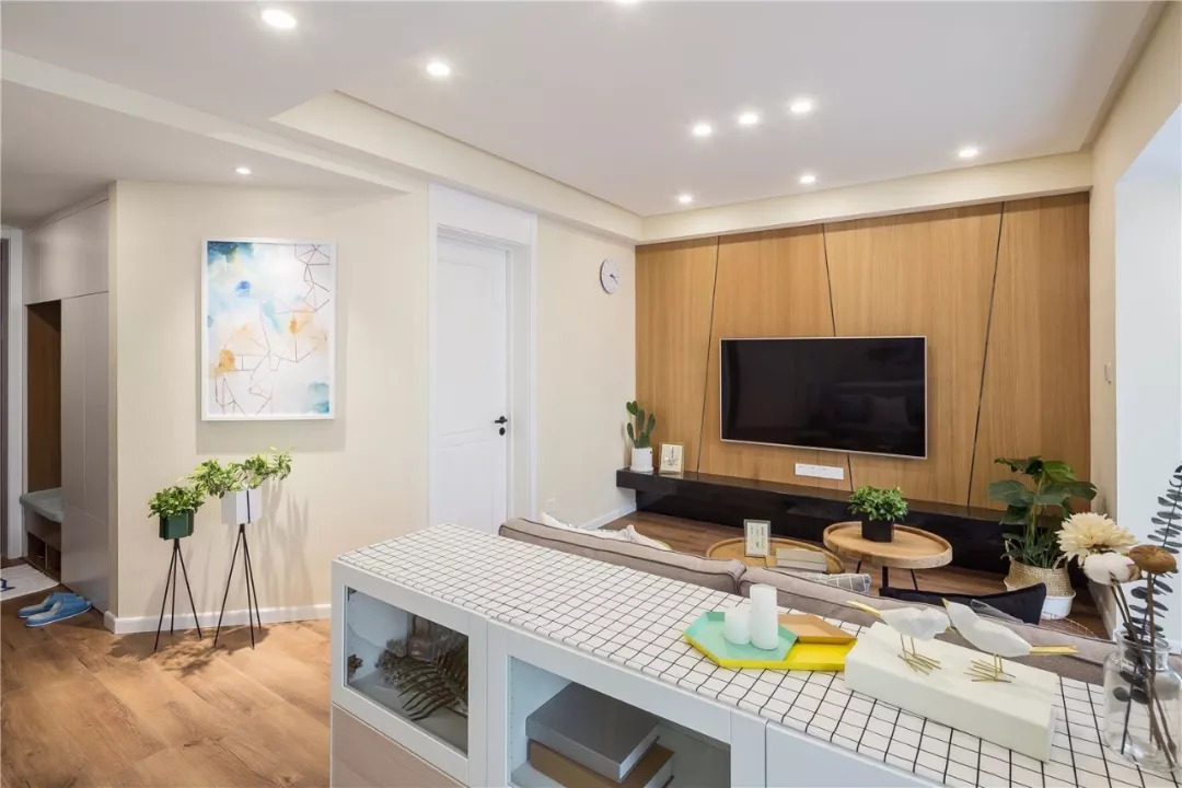 秋天来了看看这22款木色的电视背景墙吧