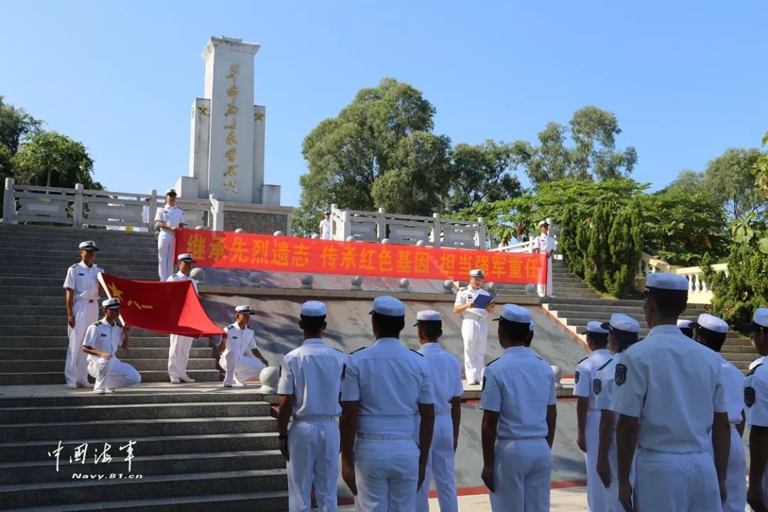 海军某飞行团组织官兵前往革命烈士陵园开展主题纪念活动