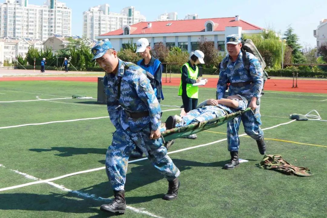 搬着弹药箱团结协作只为赢负重组合练习接力参赛选手热血沸腾各类体育