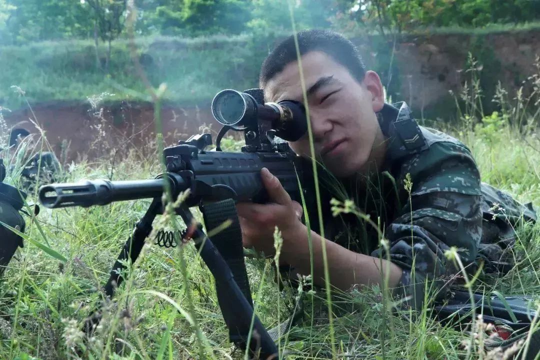 90后红军守墓人冯炼:我确信我的选择是值得的