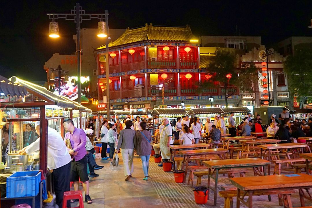 据说每座城市都有一条专坑外地人的美食街