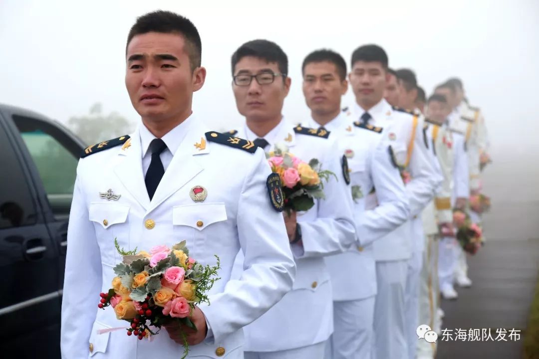 当白婚纱遇上白色军礼服,王子和公主的浪漫故事开始了!