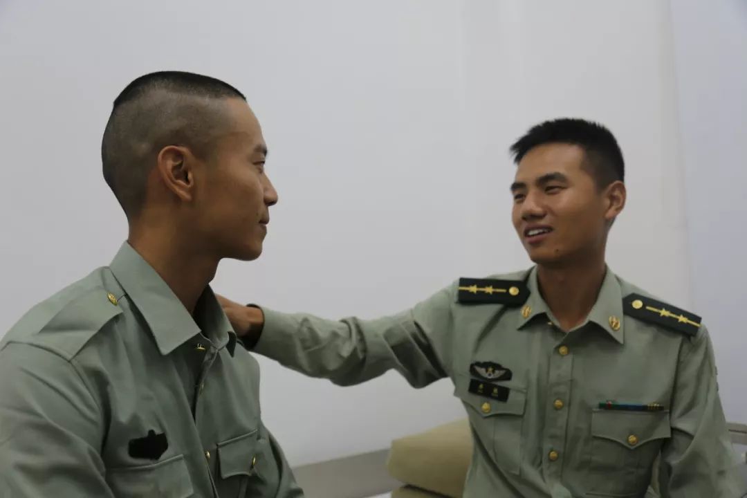 什么情况新兵营教导员被新兵家长连续充了2000元话费