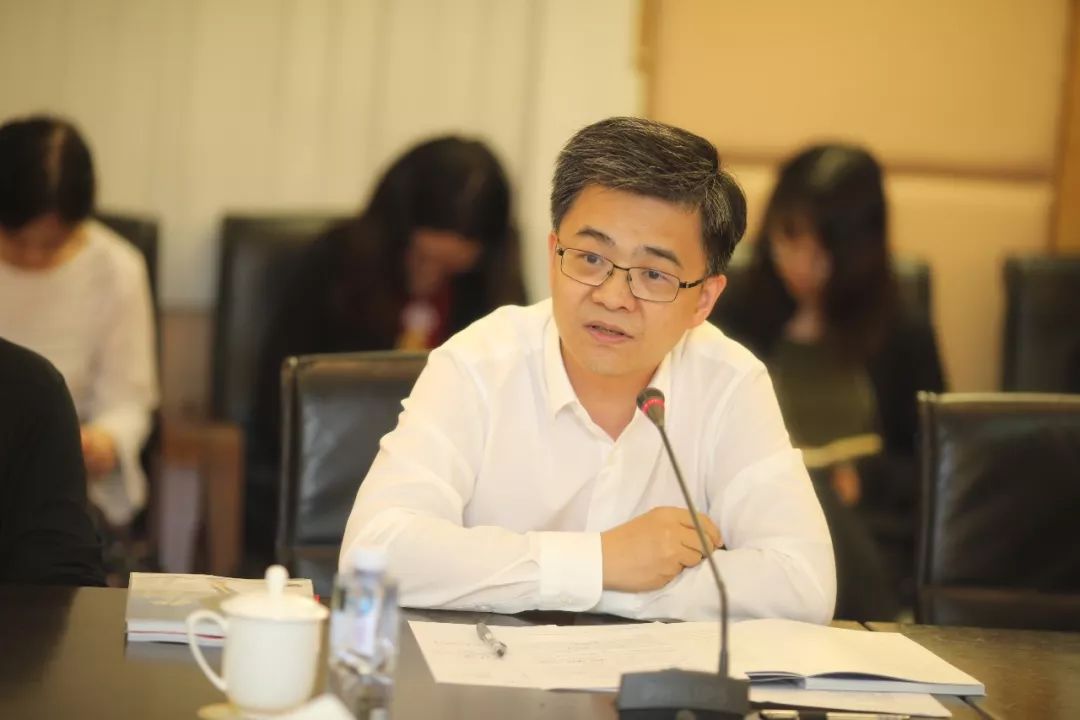 农行深圳市分行办公室主任方晖(下图)说,张梁作为登山界的代表性人物