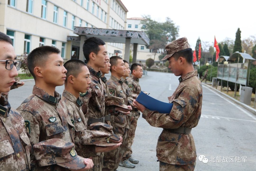 想当合格军官不容易!新排长挂列兵衔当兵锻