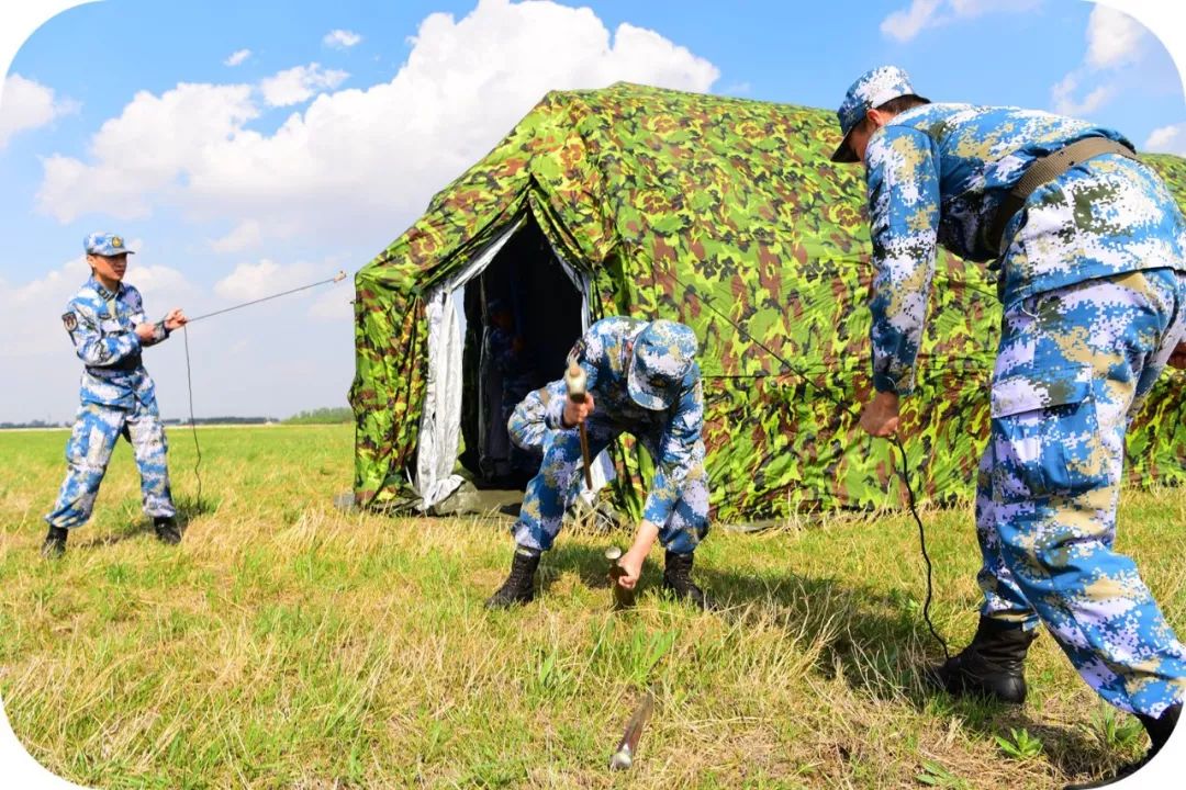 军人肩负的强军重任甘当蓝天铺路石甘为绿叶配红花奉献在祖国的万里海