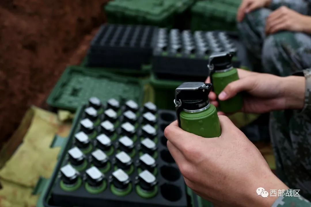 发弹员拆封整箱包装的手榴弹别急,下面一组图片将你带入现场!