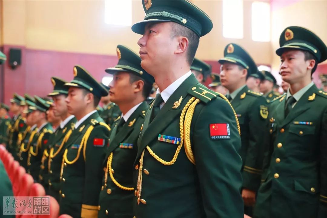 武警某部直升机支队隆重举行晋衔仪式