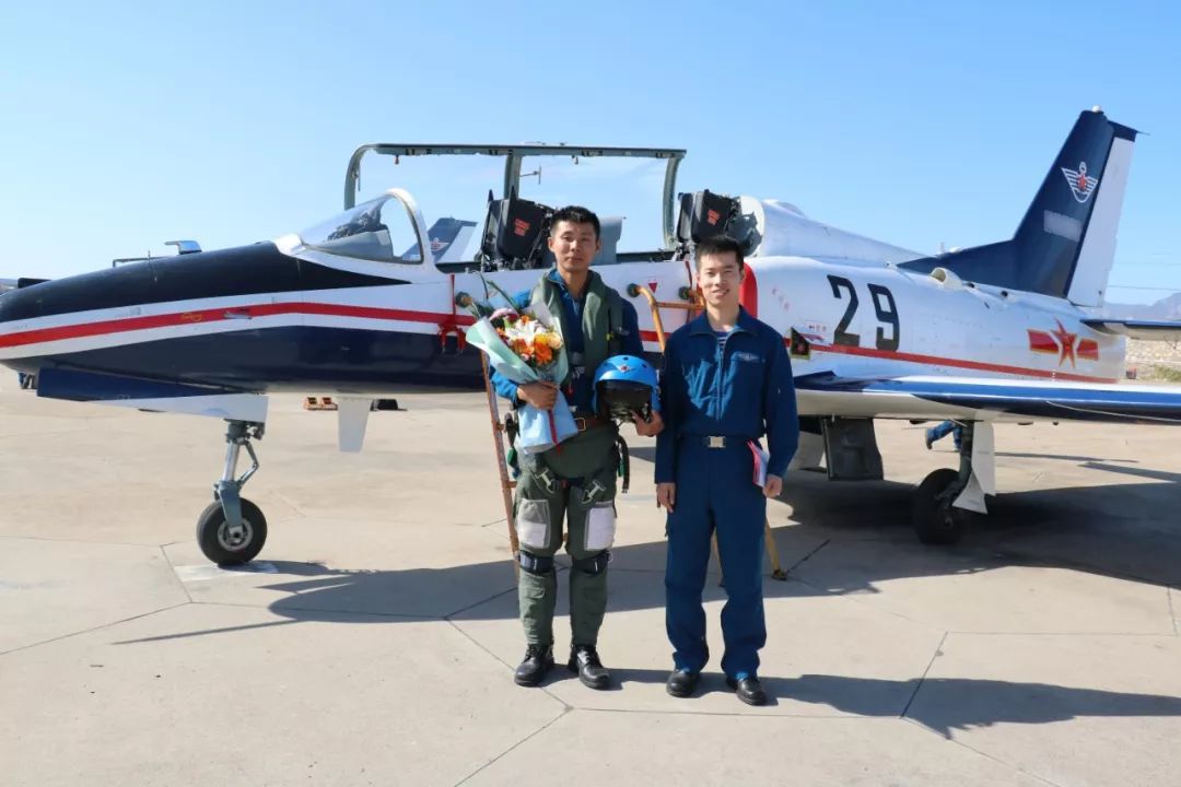 雏鹰|海军首批新大纲飞行学员单飞成功:以后的天空是我的