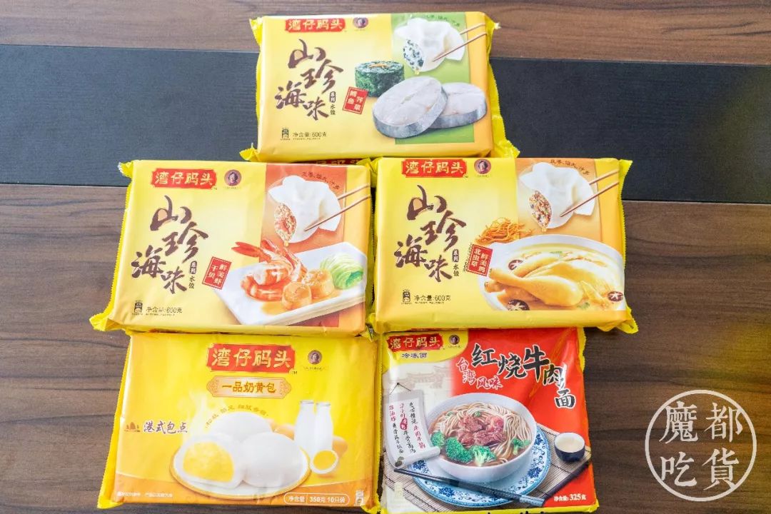我们先来看看这个"山珍海味",红色的天猫保温袋上还印着"饺情深 码头