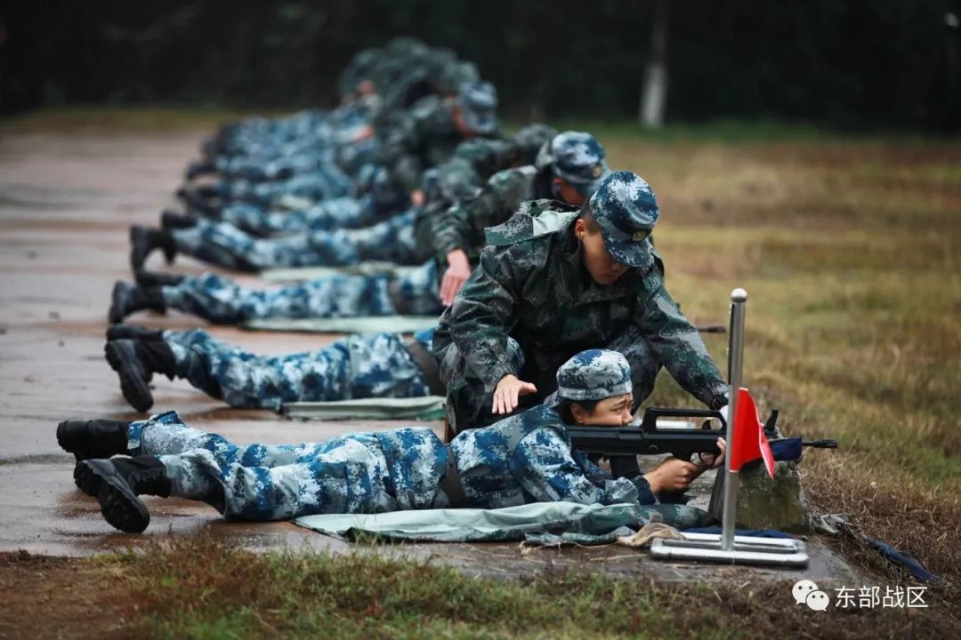 日落西山红霞飞,战士打靶把营归作者