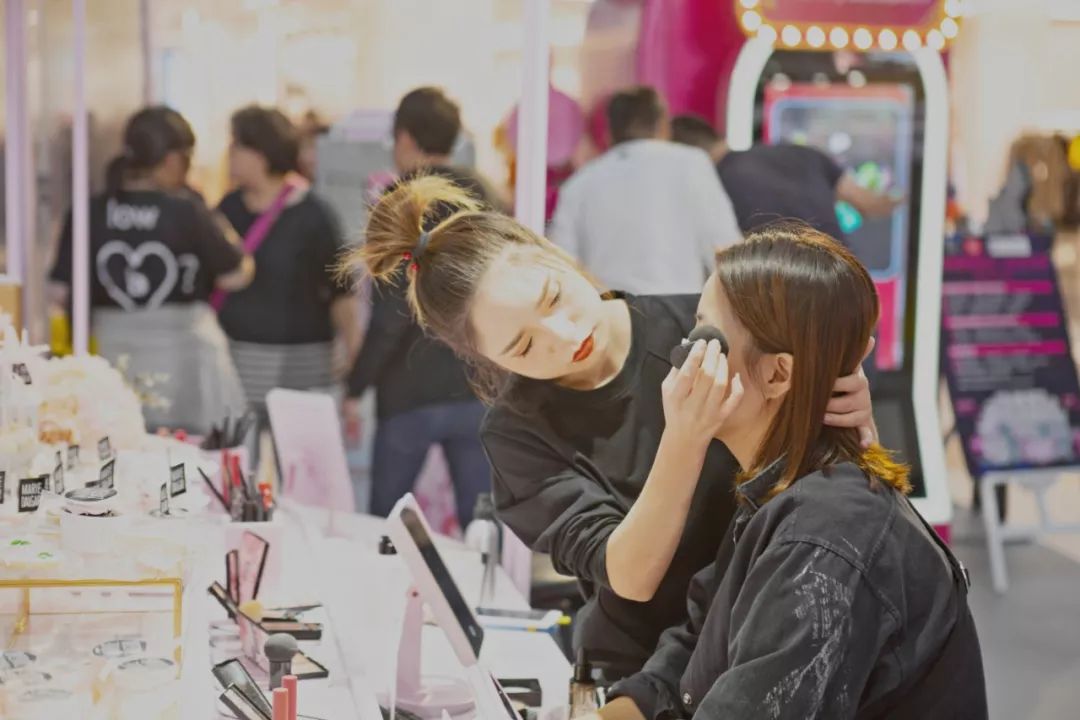 玛丽黛佳双11快闪空降魔都,知名漫画师亲临现场,专业彩妆师现场教 ..