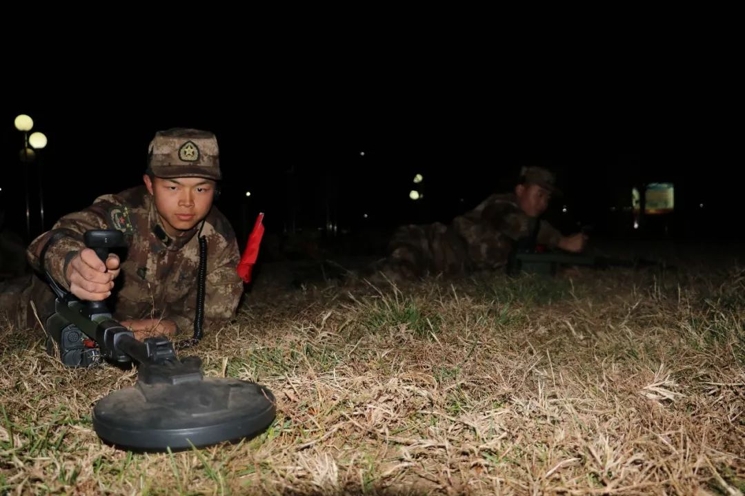 第79集团军某旅扫雷骨干集训纪实手握探雷器心中有雷场
