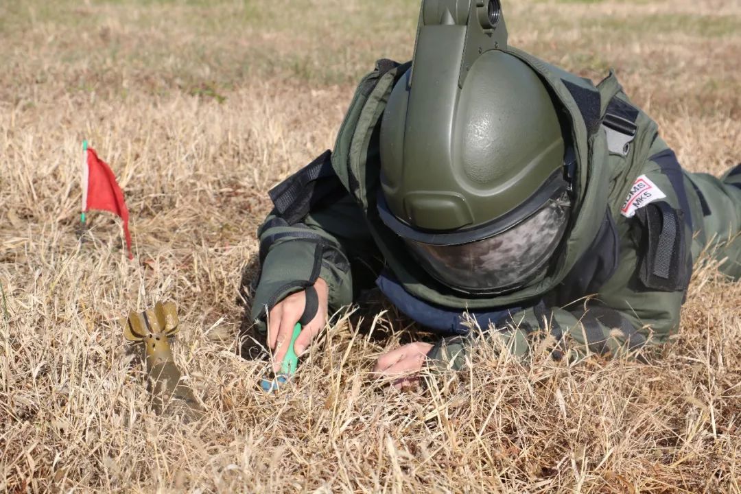 第79集团军某旅扫雷骨干集训纪实手握探雷器心中有雷场