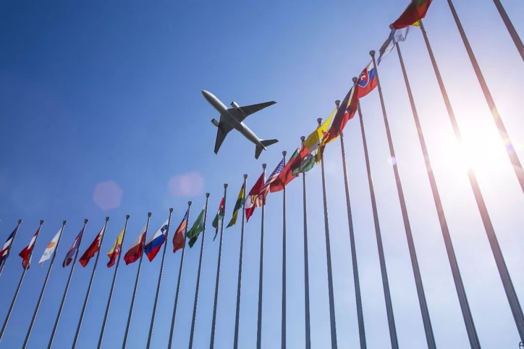 高速服务区视频记录真实安全细节，一瞥瞬间展现人性温暖，三处隐患揭示管理漏洞，四季更迭见证守护初心