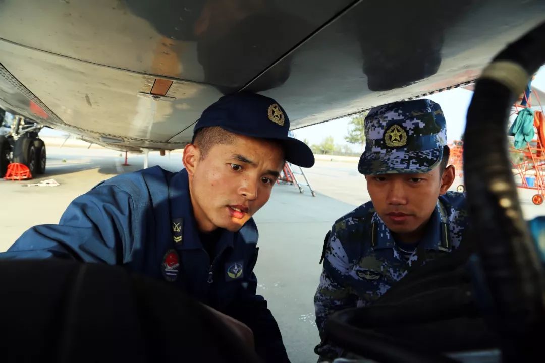 "老机务"收了新徒弟,一起感受战鹰守护神的战斗力!