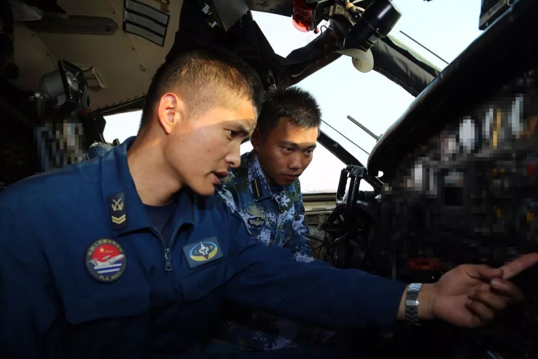 机务工作切忌心浮气躁急匆匆地围着师父赵亚超问个不停刚到外场的新员