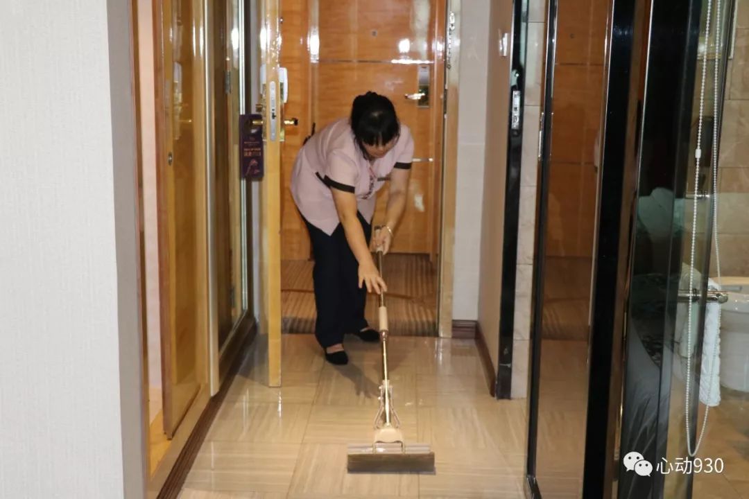 凯里一酒店服务员打扫客房发现一个布袋,打开后吓了一跳!