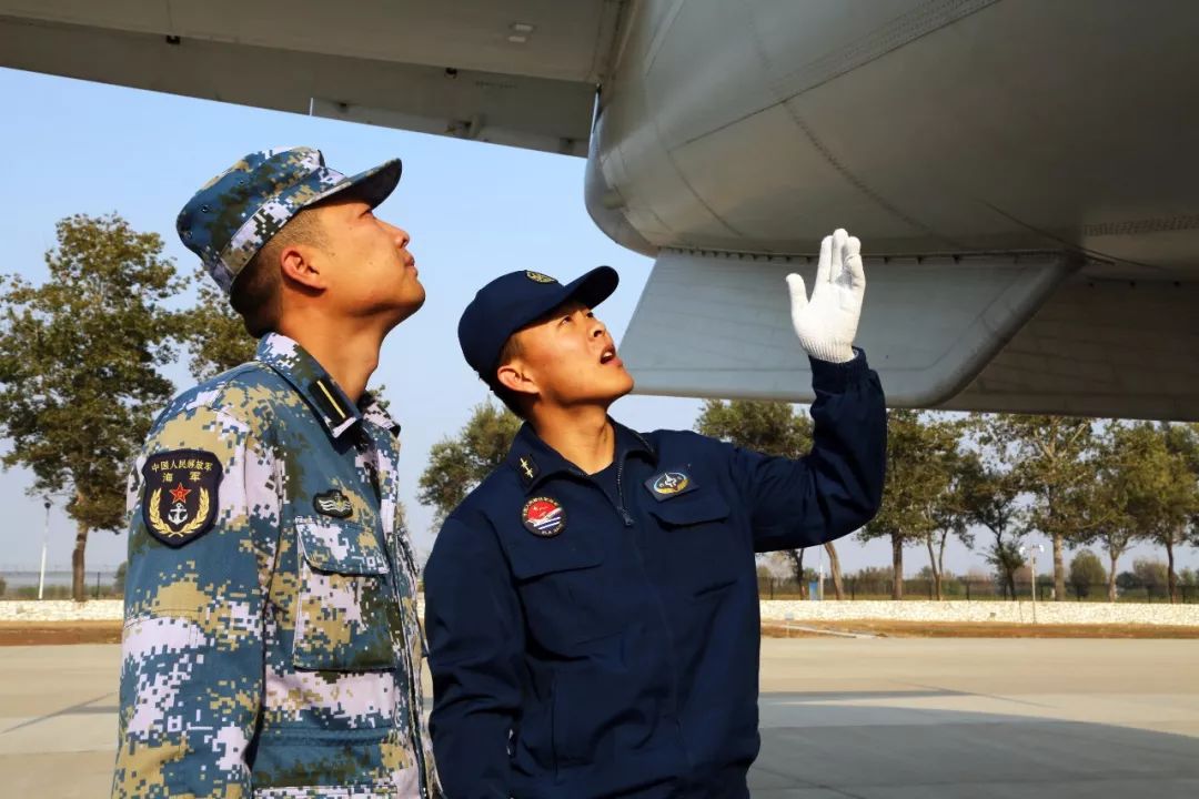 老机务收了新徒弟一起感受战鹰守护神的战斗力