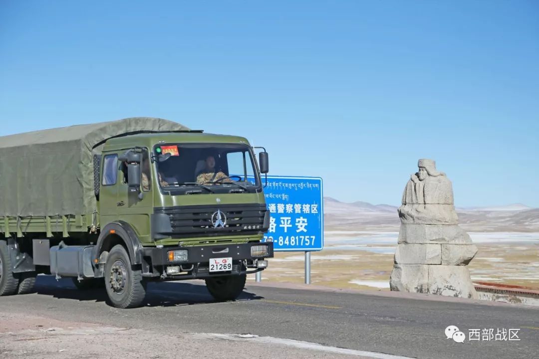 陆军青藏兵站部某旅大雪满弓刀官兵运输忙