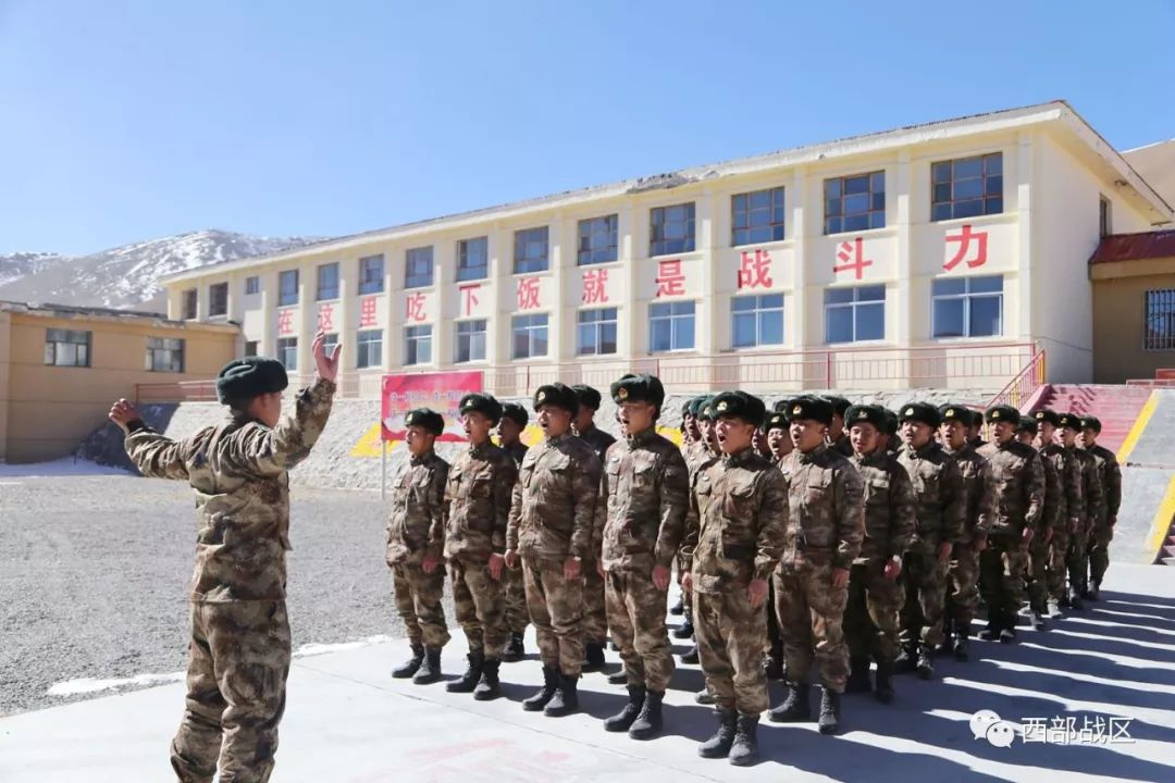 陆军青藏兵站部某旅大雪满弓刀官兵运输忙