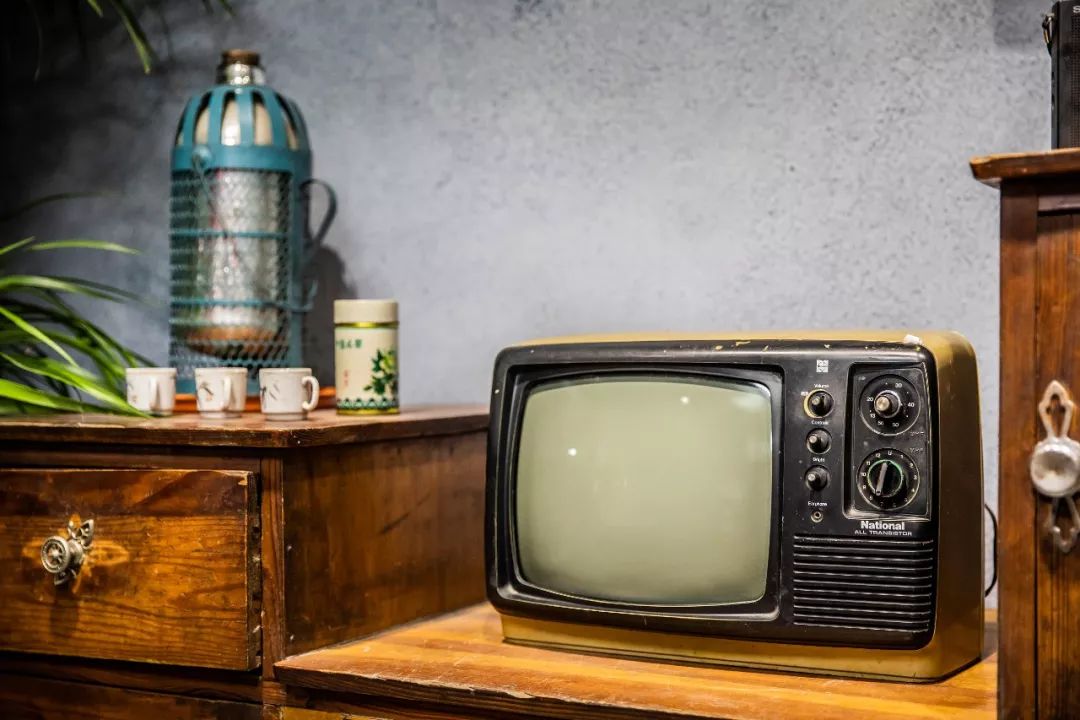 在第四展区,产自上世纪70年代和80年代的电视机吸引了很多观众,他们说