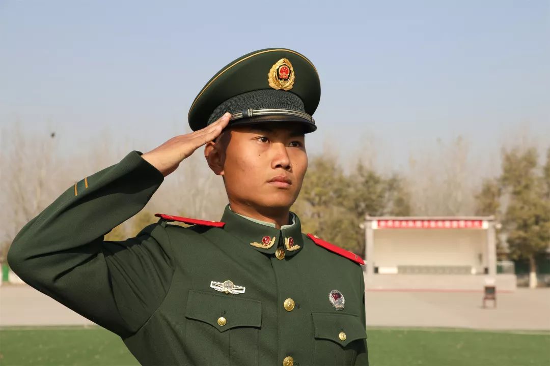 新兵丨把我的第一个军礼送给祖国|军礼|祖国|这一刻_新浪新闻