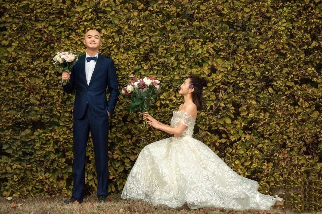 包贝尔夫妇拍婚纱杂志封面网友却说感觉包文婧爱对方多一点