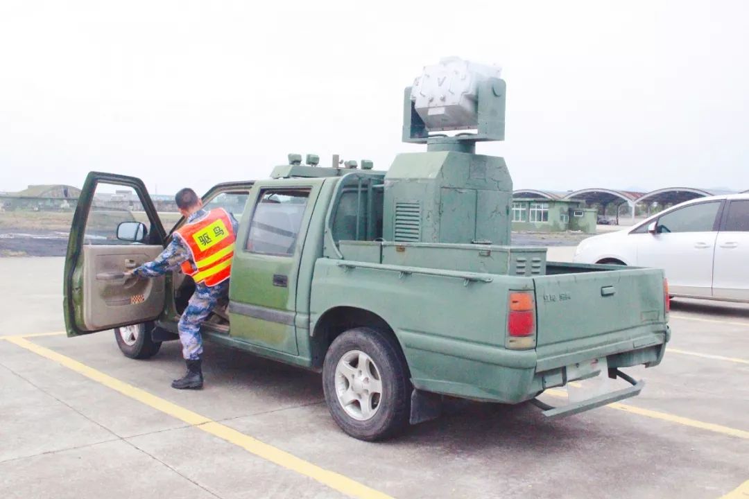 当收到"出发"的命令时 驱鸟员们纷纷驾驶着驱鸟车 洒药车等"高端坐驾"