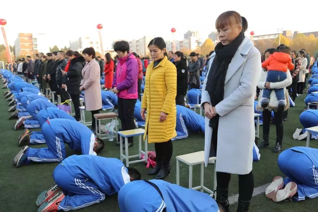 让2000多名学生跪拜父母学感恩?下次还是算了吧丨新京报快评