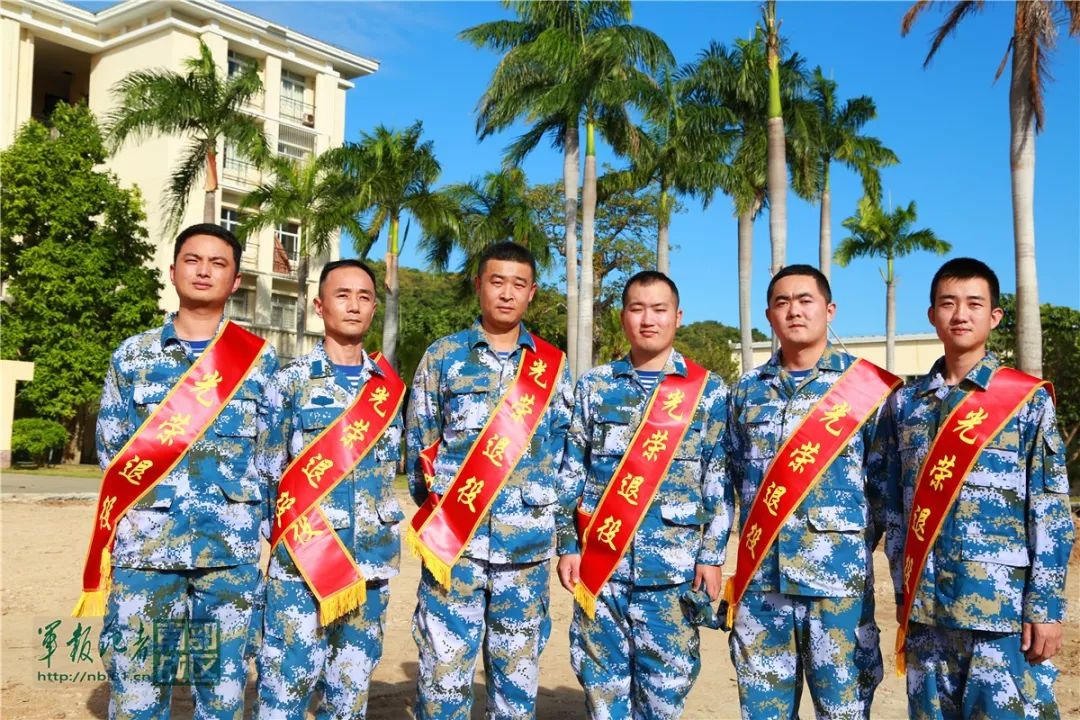 南部战区海军某部:退役士兵向军旗告别