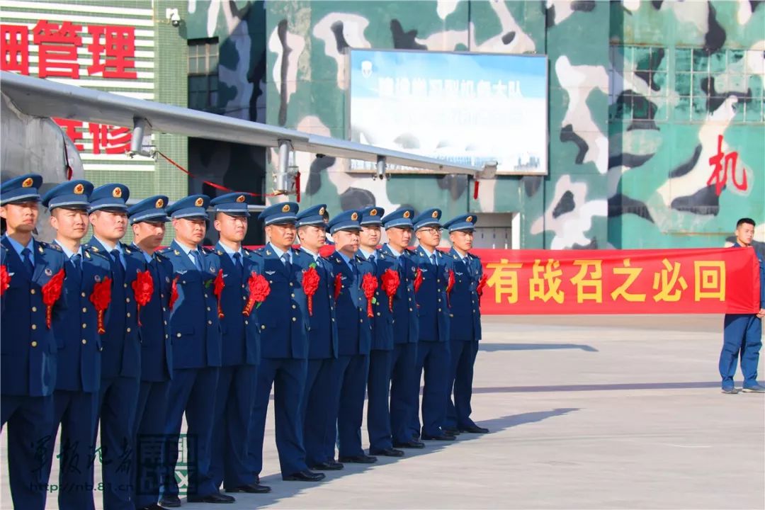 南部战区空军某部组织退役老兵向战鹰告别仪式