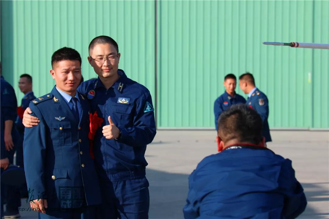 南部战区空军某部组织退役老兵向战鹰告别仪式