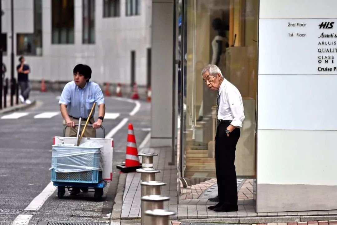 日本人口老龄化严重，东京街头随处可见老年工作者。（图片来源：视觉中国）