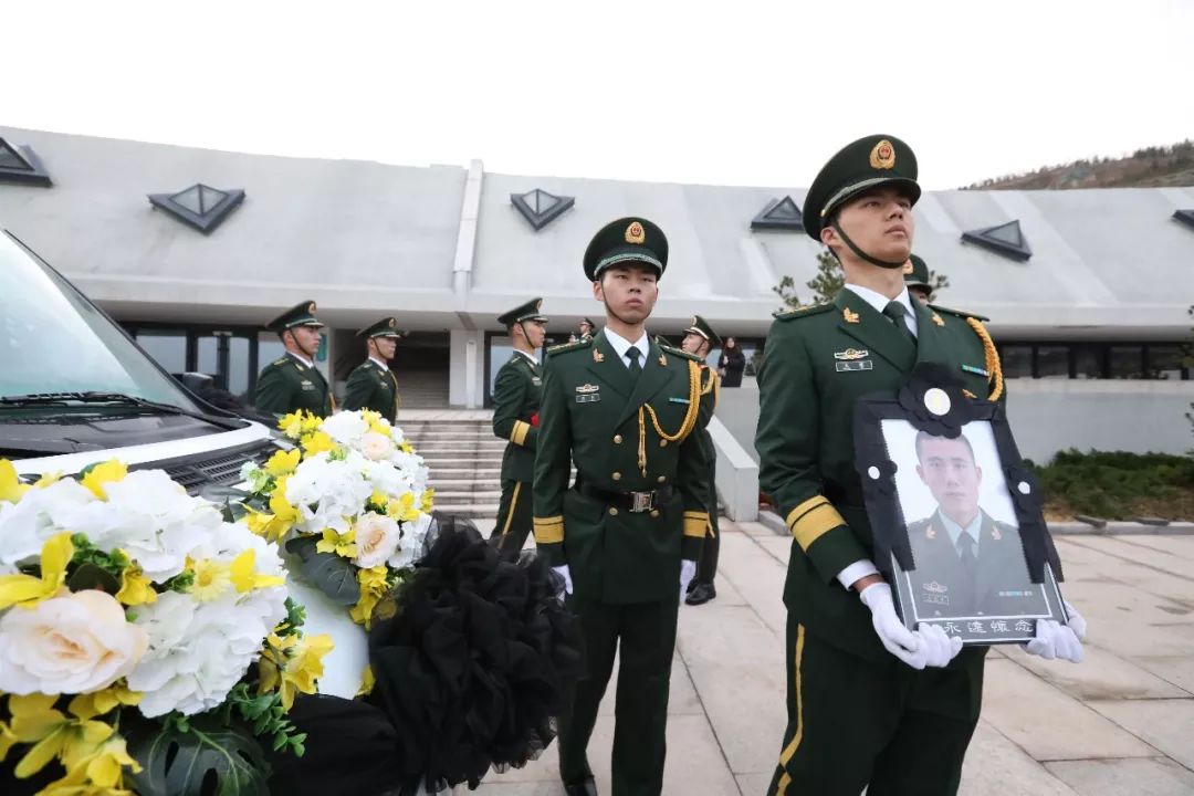 泪别英雄!烈士王成龙,我们送你回家!