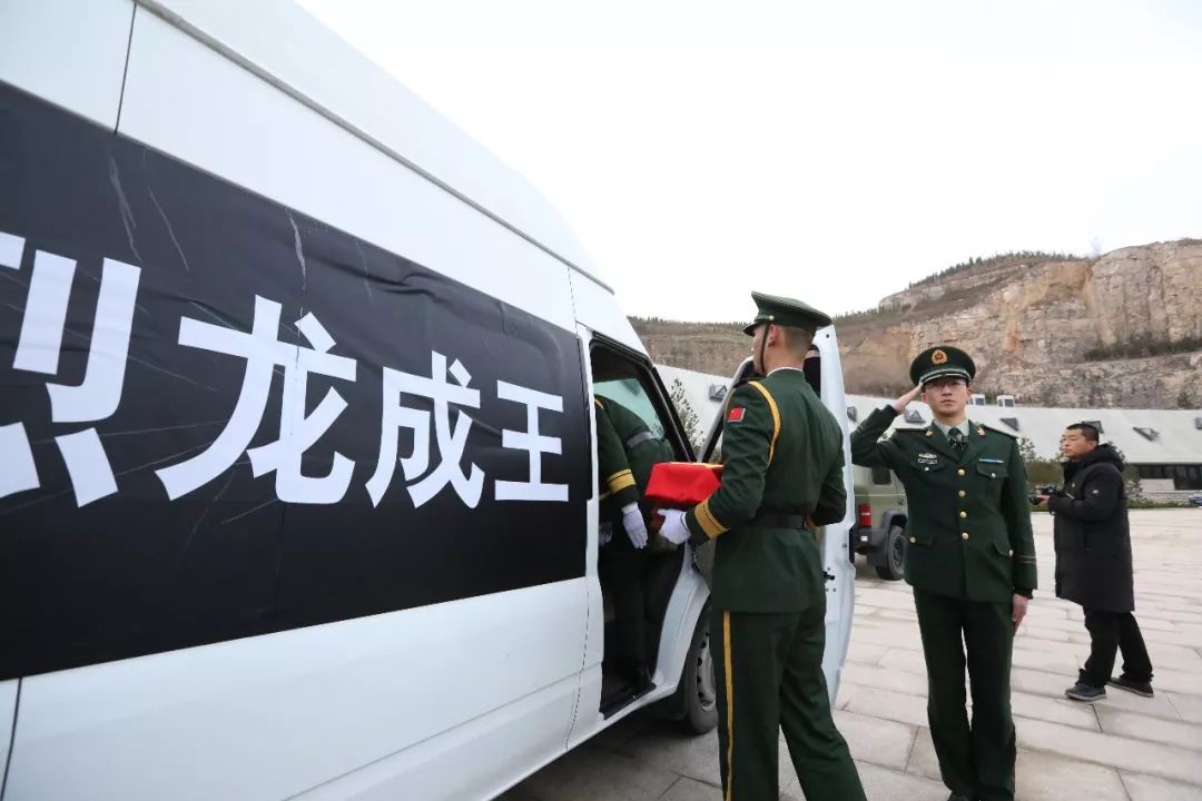泪别英雄!烈士王成龙,我们送你回家!