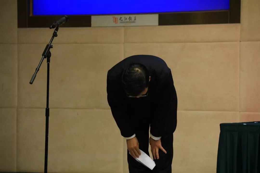 新任浙江省教育厅党委书记陈根芳鞠躬道歉(图片来源:视觉中国)"浙江