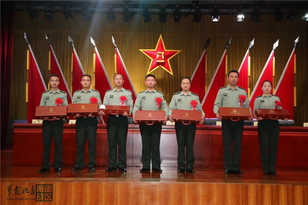 驻澳门部队组织部分军官轮换换出干部获赠荣誉剑